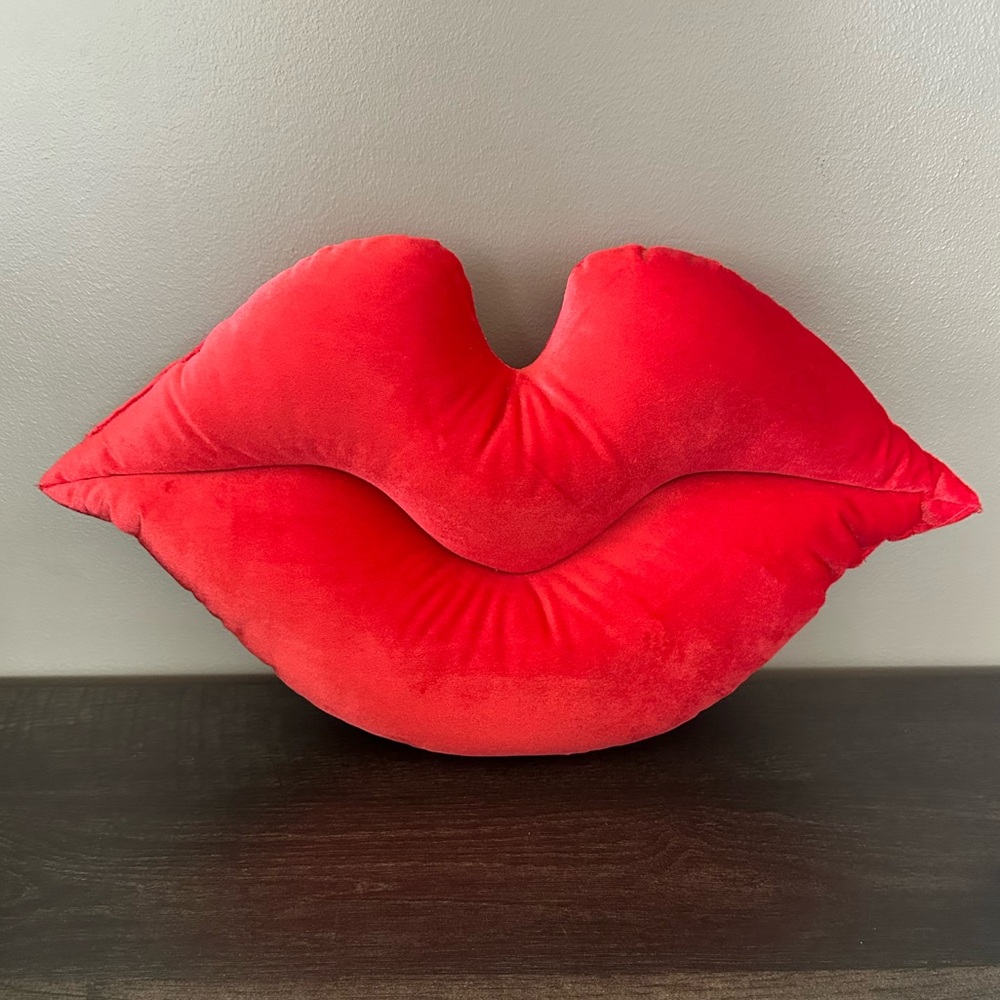 Lips 💋 kiss throw pillow